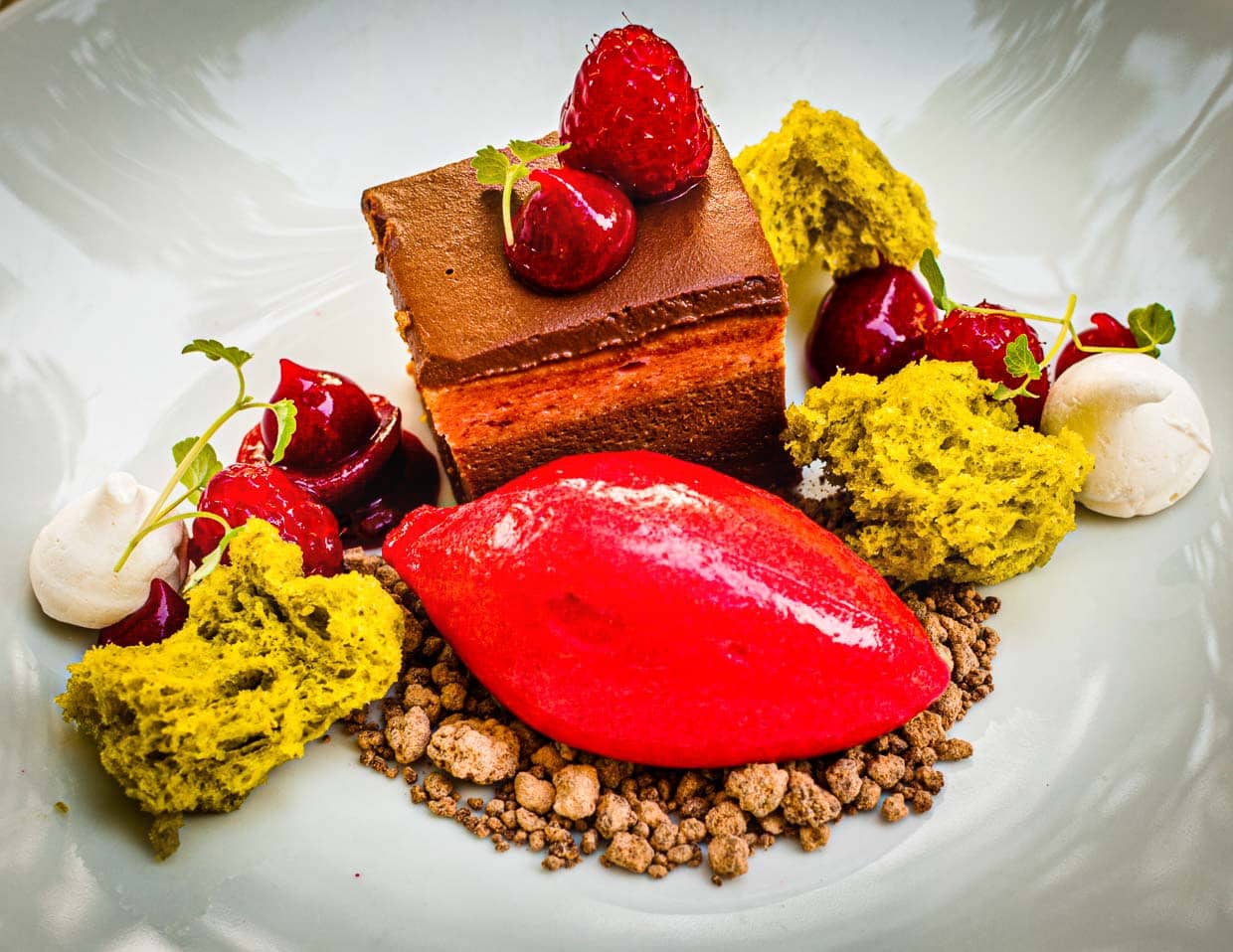 Himbeere trifft Schokolade: als Törtchen, Sorbet mariniert mit Schokolandencrumble und Pistazie / © Foto: Georg Berg