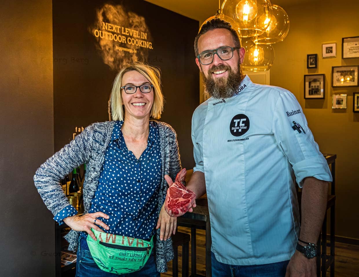 Fleisch-Sommelier Thomas Faber gibt auch Workshops, in denen die fachgerechte Zubereitung erlernt werden kann. Er selber sagt: Es muss nicht jeden Tag Fleisch sein, aber wenn dann beste Qualität / © Foto: Georg Berg