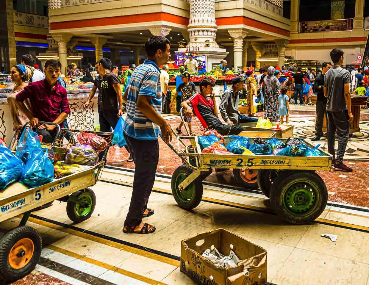 Für die Dauer des Einkaufs werden Assistenten beschäftigt, die Waren einsammeln und nach draußen zum Auto transportieren / © Foto: Georg Berg