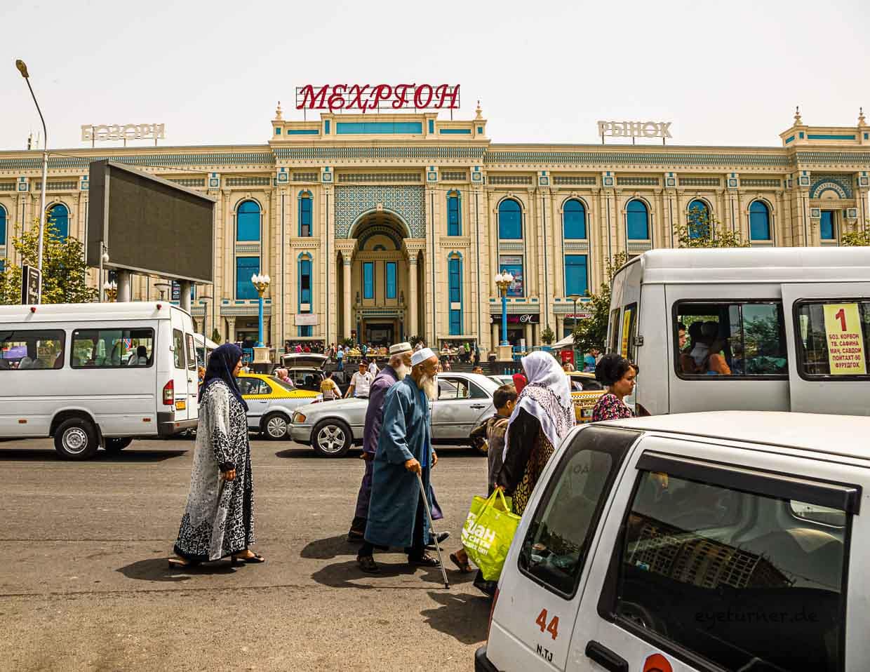 Kaum ein Parkplatz ist vor der neuen Markthalle in Duschanbe mehr frei / © Foto: Georg Berg