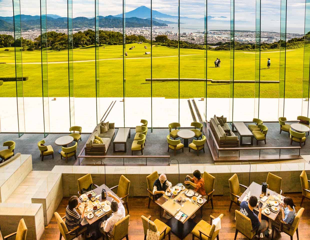 Nippondaira Hotel, Shizuoka, Japan mit Blick auf den Berg Fuji. Das All-Day-Dining Hotelrestaurant The Terrace bietet schon zum Frühstück einen fantastischen Ausblick auf den neuen Tag / © Foto: Georg Berg