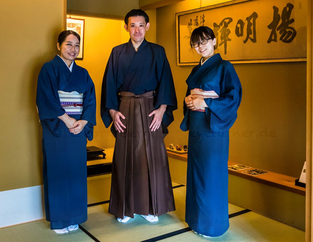 Das Service-Team im Fugetsuro in traditioneller Kleidung. Das Haus des letzten Shoguns in Shizuoka City, ist heute das Restaurant und Gästehaus Fugetsuro. In den ehemaligen Wohnstätte des letzten Shoguns Tokugawa Yoshinobu kann man einen Tisch reservieren und bekommt auch einige seiner Lieblingsspeisen, wie schwarze Bohnen, Eierspeisen, Reis mit Bonitoflocken und Fisch serviert / © Foto: Georg Berg