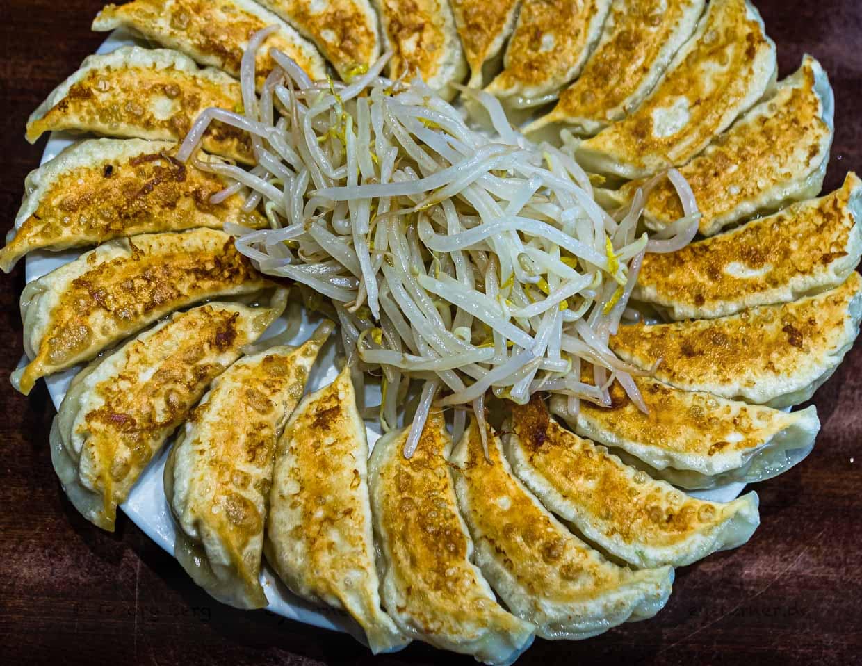 Eine weitere japanische Spezialität, an der man auch gleich die Verwendung von Soja-Sauce praktizieren kann, sind Gyoza. In Hamamatsu sind die Teigtaschen mit Schweinehackfleisch, Weißkohl, Frühlingszwiebeln, Knoblauch und Ingwer gefüllt / © Foto: Georg Berg