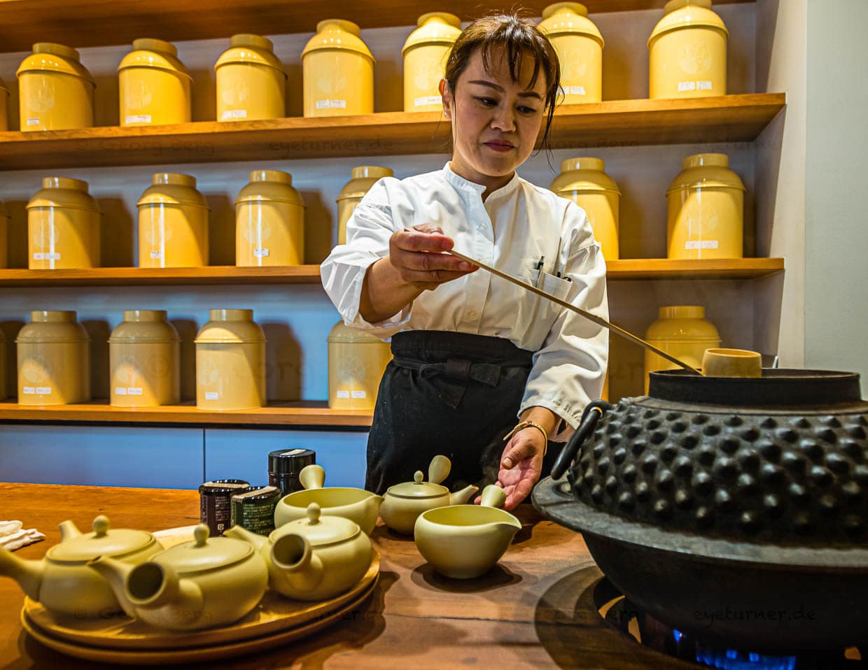 In Shizuoka-City gibt es kleine, feine Tee-Boutiquen, in denen man fachlich beraten wird, bei der Tee-Zubereitung zuschauen kann und natürlich beste Tees aus der Region Shizuoka kaufen kann. Hier im Chagama wird das Teewasser aus dem gleichnamigen traditionellen Wasserkessel dem Chagama geschöpft, so wie er früher in jedem traditonellen japanischen Wohnhaus zu finden war / © Foto: Georg Berg