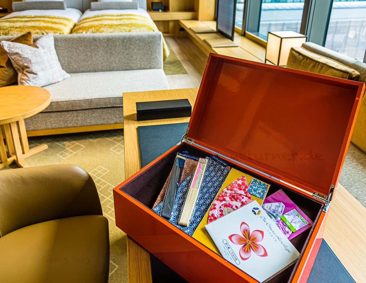 Die Geschenkbox für Traditionalisten. Im Heritage-Flügel, mit 108 Zimmern wird neben kleinen Geschenken auch ein Butler-Service angeboten / © Foto: Georg Berg