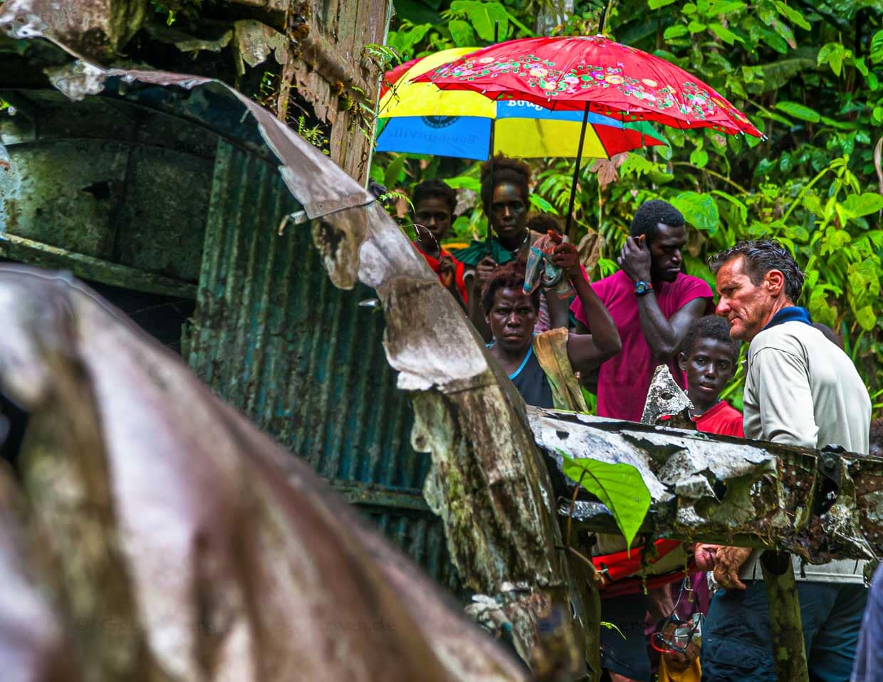 Der Hubschrauberpilot Alan interessiert sich für die Details des alten Fluggeräts / © Foto: Georg Berg