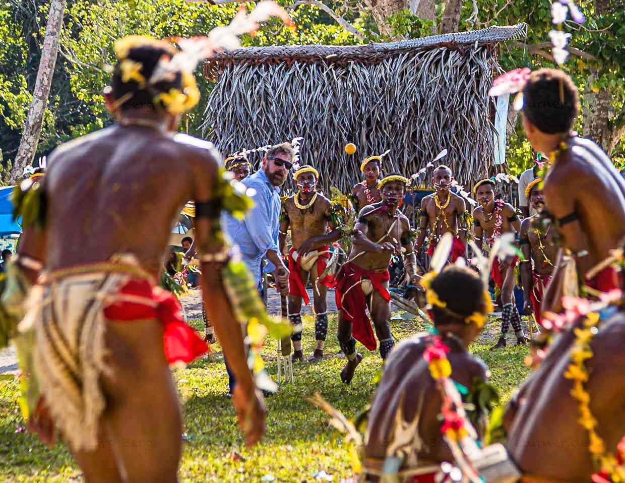 Cricketspiel nach den Regeln der Trobriand Inseln. Man muss nicht mit den internationalen Cricketregeln vertraut sein, um hier mitspielen zu dürfen / © Foto: Georg Berg