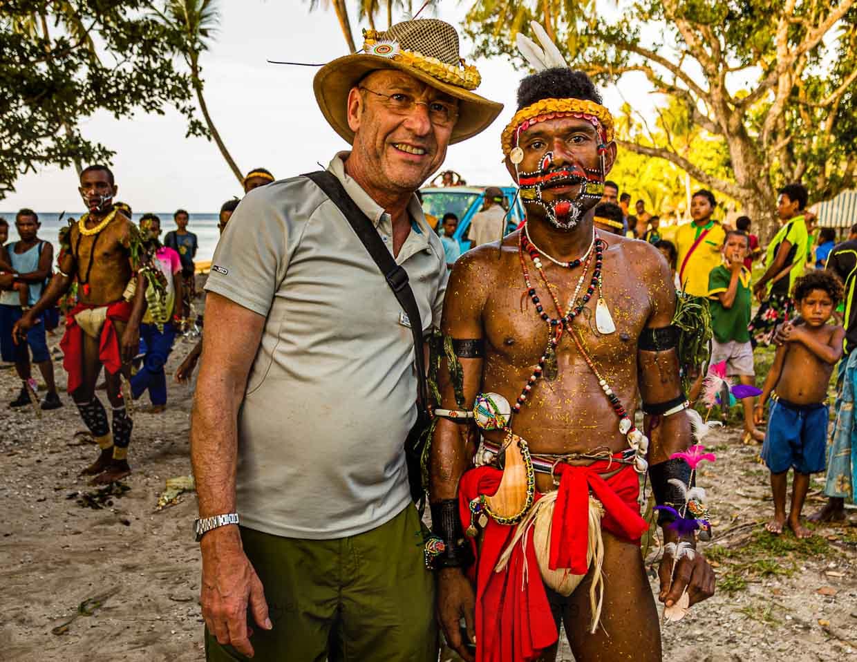 Erinnerungsfoto für die Pinwand: Reporter Georg Berg mit dem siegreichen Spielführer / © Foto: Georg Berg