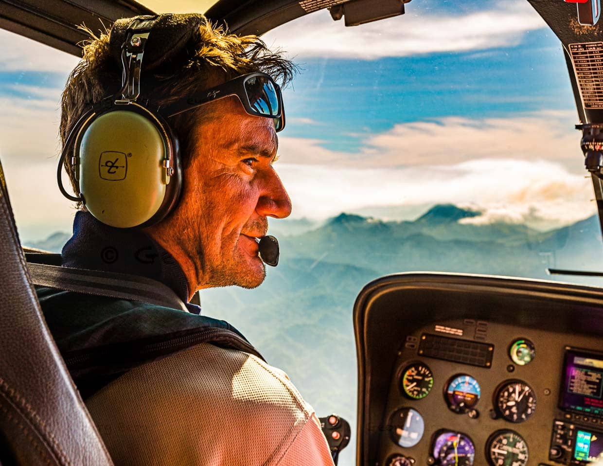 Pilot Alan Carstens erklärt den Mitfliegern über Kopfhörer alle wichtigen Naturphänomene / © Foto: Georg Berg