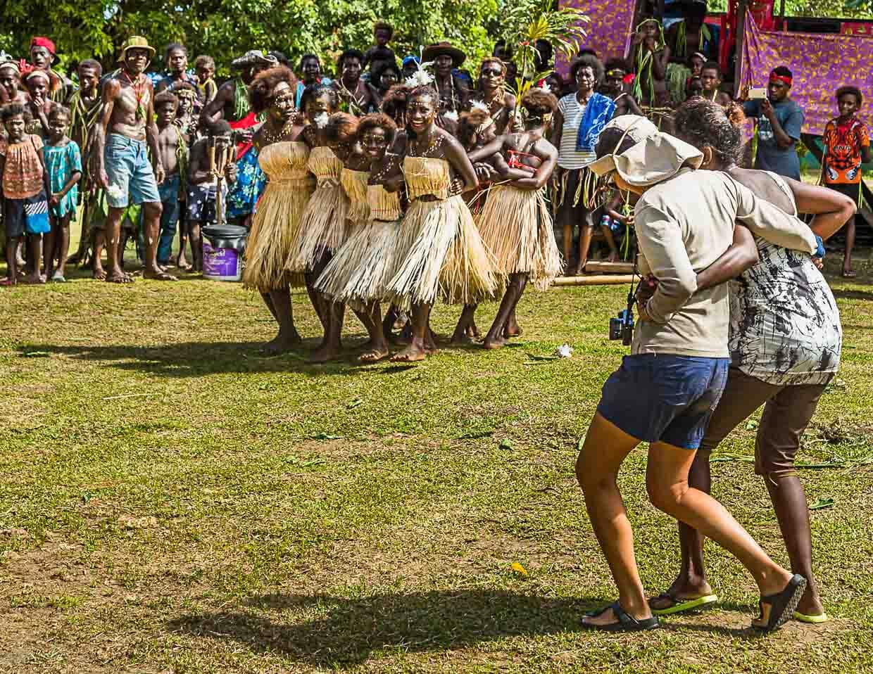 Beim Sing-Sing begegnen sich die Kulturen. Gäste und Crew der True North werden zum Tanz aufgefordert und begeistert empfangen / © Foto: Georg Berg