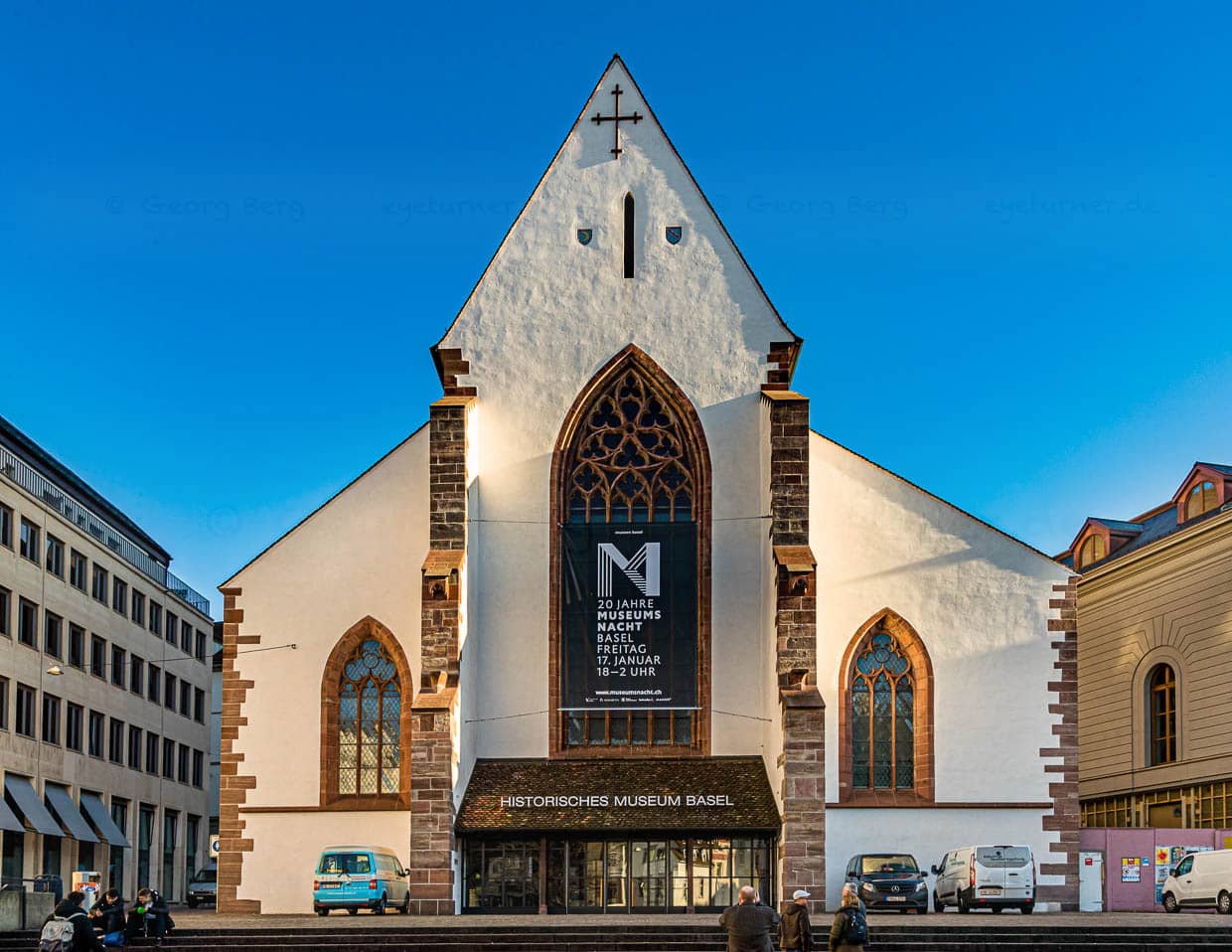Ein Banner an der Fassade des Historischen Museums Basel macht auf die jährlich stattfindende Museumsnacht aufmerksam / © Foto: Georg Berg