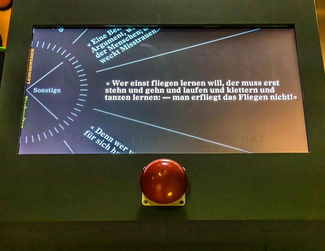 Nietzsches Aphorismen passen heute noch zu vielen Situationen. In der Baseler Ausstellung gibt es einen Automaten, der auf Buzzer-Druck Nietzsche-Zitate zum mitnehmen ausgibt / © Foto: Georg Berg