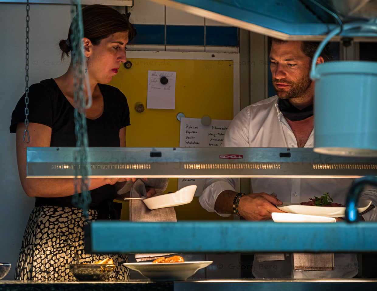 Konzentration am Pass: Sonja Hechler und Fabio Elia im Restaurant La Cucina in Binzen / © Foto: Georg Berg