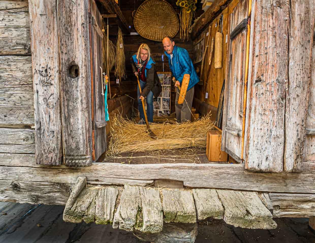 Zum Workshop gehört auch ein Rundgang durch Erschmatt. Im alten Stadel kann man noch heute Roggen dreschen / © Foto: Georg Berg