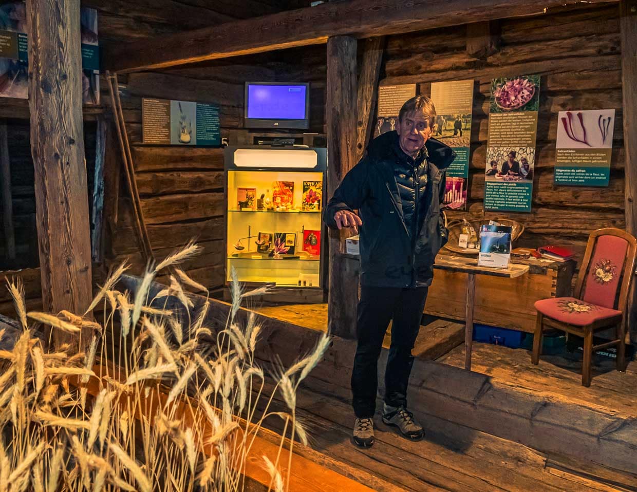 Zunftschreiber Remigius Pfaffen führt durch die Ausstellung im Safran-Museum / © Foto: Georg Berg