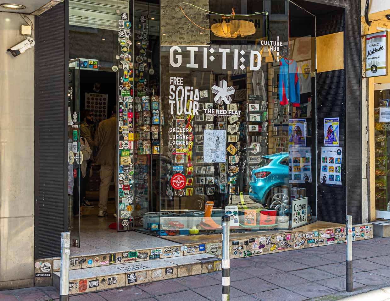 Touristengeschäft in Sofia, in dem man Führungen durch die im Stil der kommunistischen Zeit originalgetreu eingerichteten Wohnung "The Red Flag" buchen kann / © Foto: Georg Berg