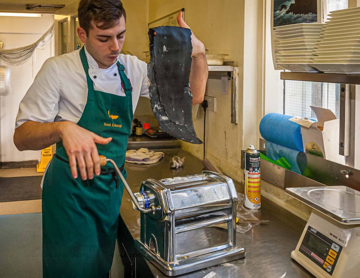 Salvatore Piacente, ebenfalls Absolvent an der Kochschule Santa Maria, an der schon José Graziosi sein Handwerk lernte, walzt den Pastateig aus