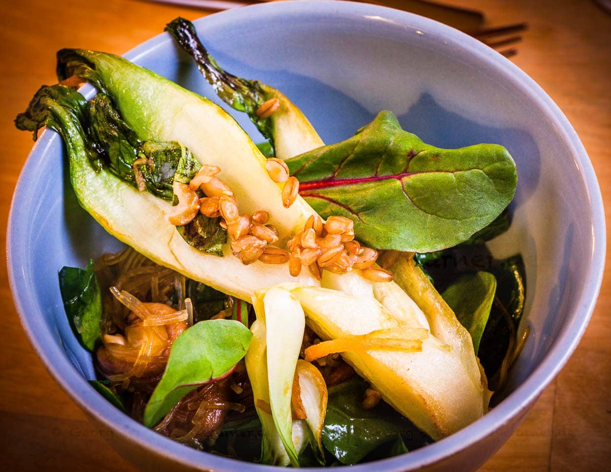 Auf der wechselnden Tageskarte finden sich stets auch asiatisch angehauchte Gerichte, wie Glasnudeln mit Sojasoße, Ingwer, Weizen, Feldsalat und Pak Choi / © Foto: Georg Berg
