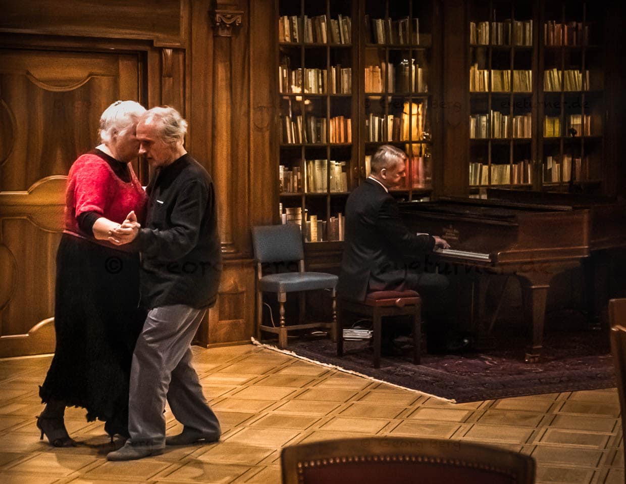 In der Bar können Paare am Abend auch tanzen. 70 Jahre lang mussten die Kellner das Essen durch die tanzenden Paare tragen. Nach dem Umbau der Küche kommen sich Kellner und Musiker nicht mehr in die Quere / © Foto: Georg Berg