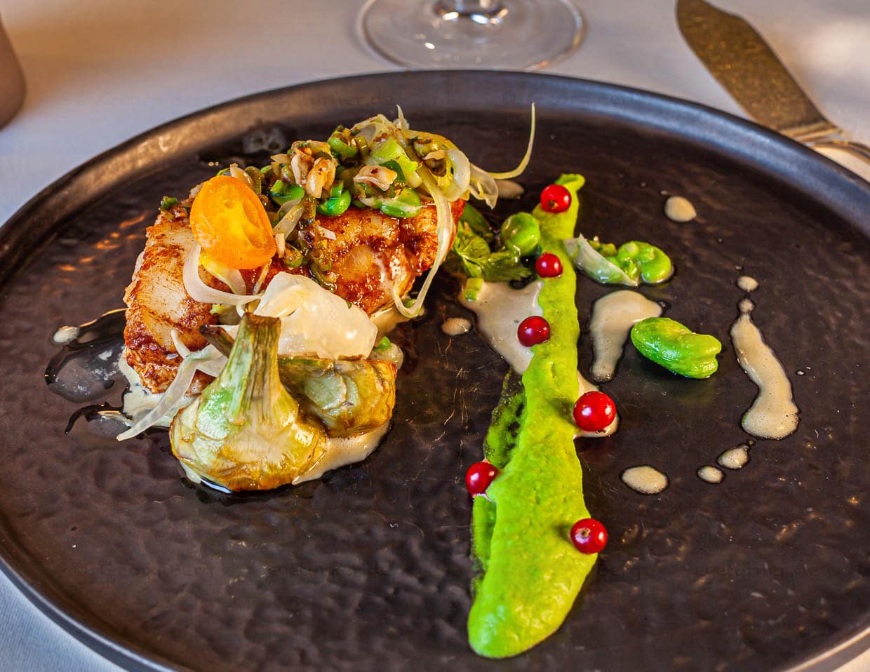 Seeteufel in Fassbutter geröstet mit grünen Bohnen, Kaffernlimetten und Johannisbeeren / © Foto: Georg Berg