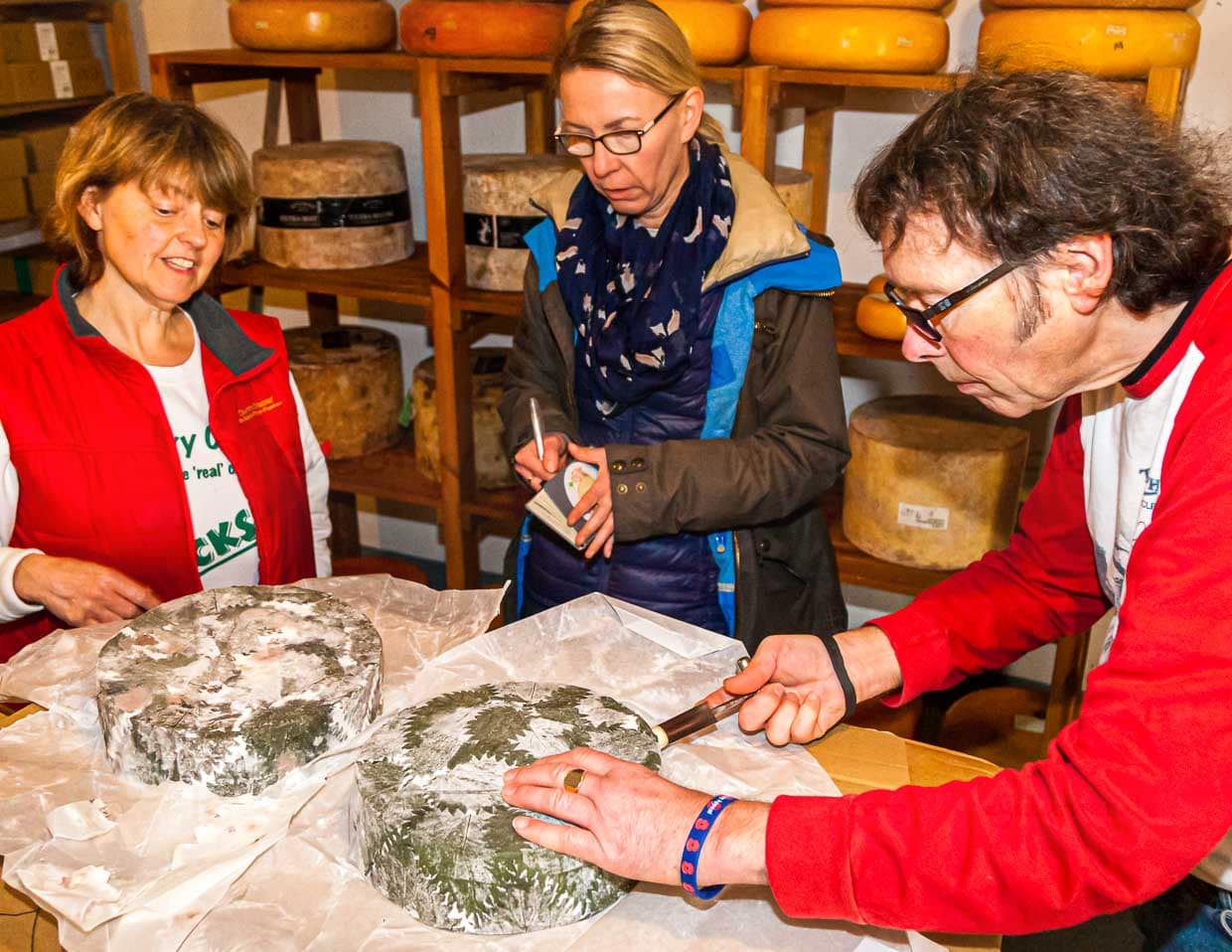 Im Reich der Käse-Affnieure: Hier nimmt Garry eine Probe vom Cornish Yark / © Foto: Georg Berg