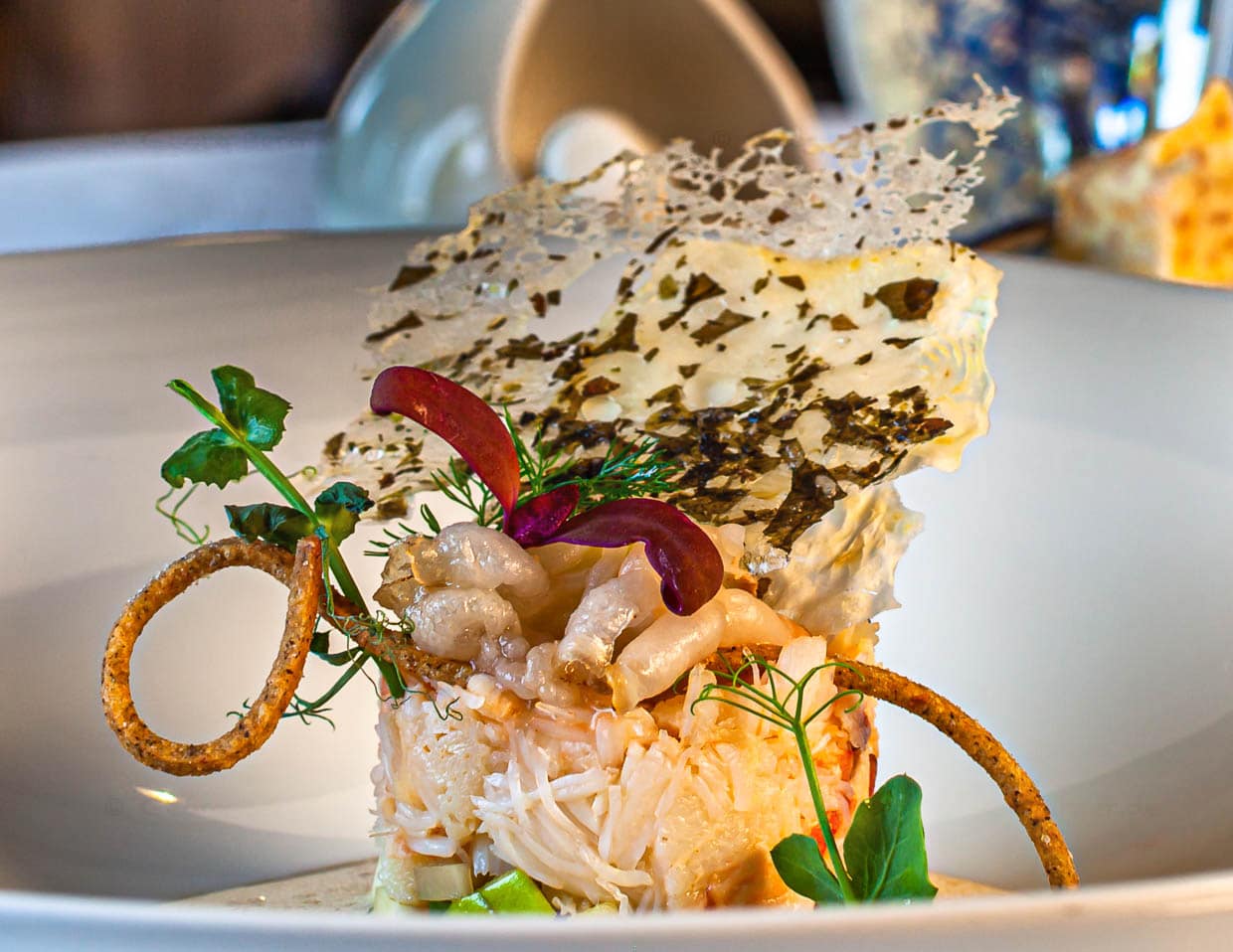 Krabbenfleisch aus Roscoff, Sellerie, Granny Apfel, Algen-Sellerie-Cracker / © Foto: Georg Berg