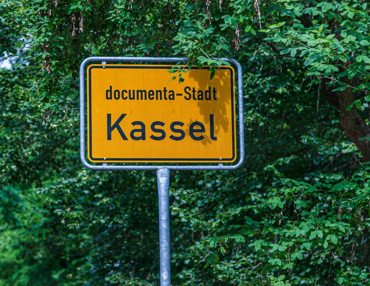 Ortseingangsschild von Kassel. Seit 1955 ist Kassel documenta-Stadt / © Foto: Georg Berg