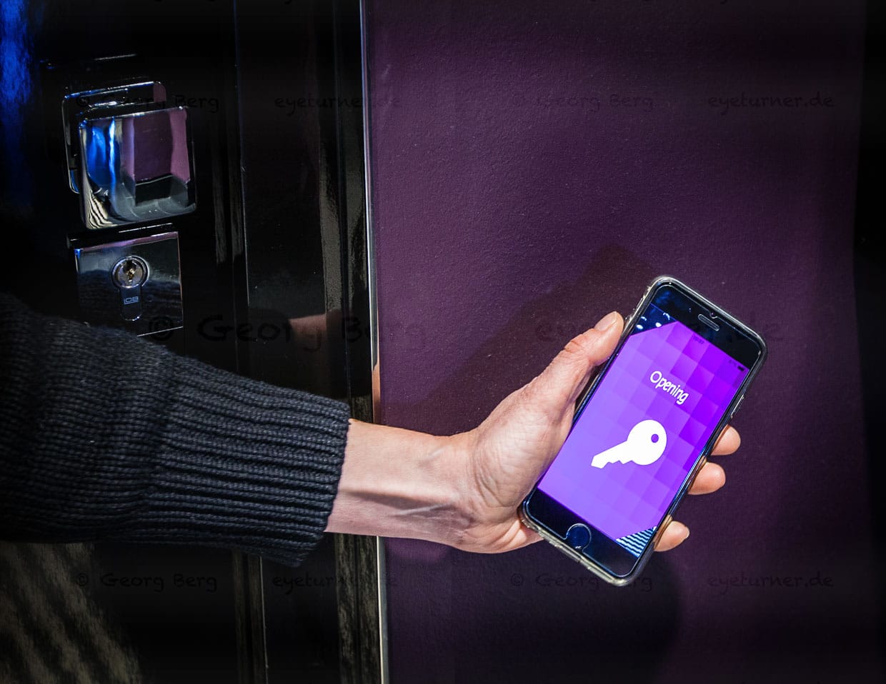 Ein iPhone als Zimmerschlüssel, Nummern an den Türen gibt es nicht und auch keine Rezeption / © Foto: Georg Berg