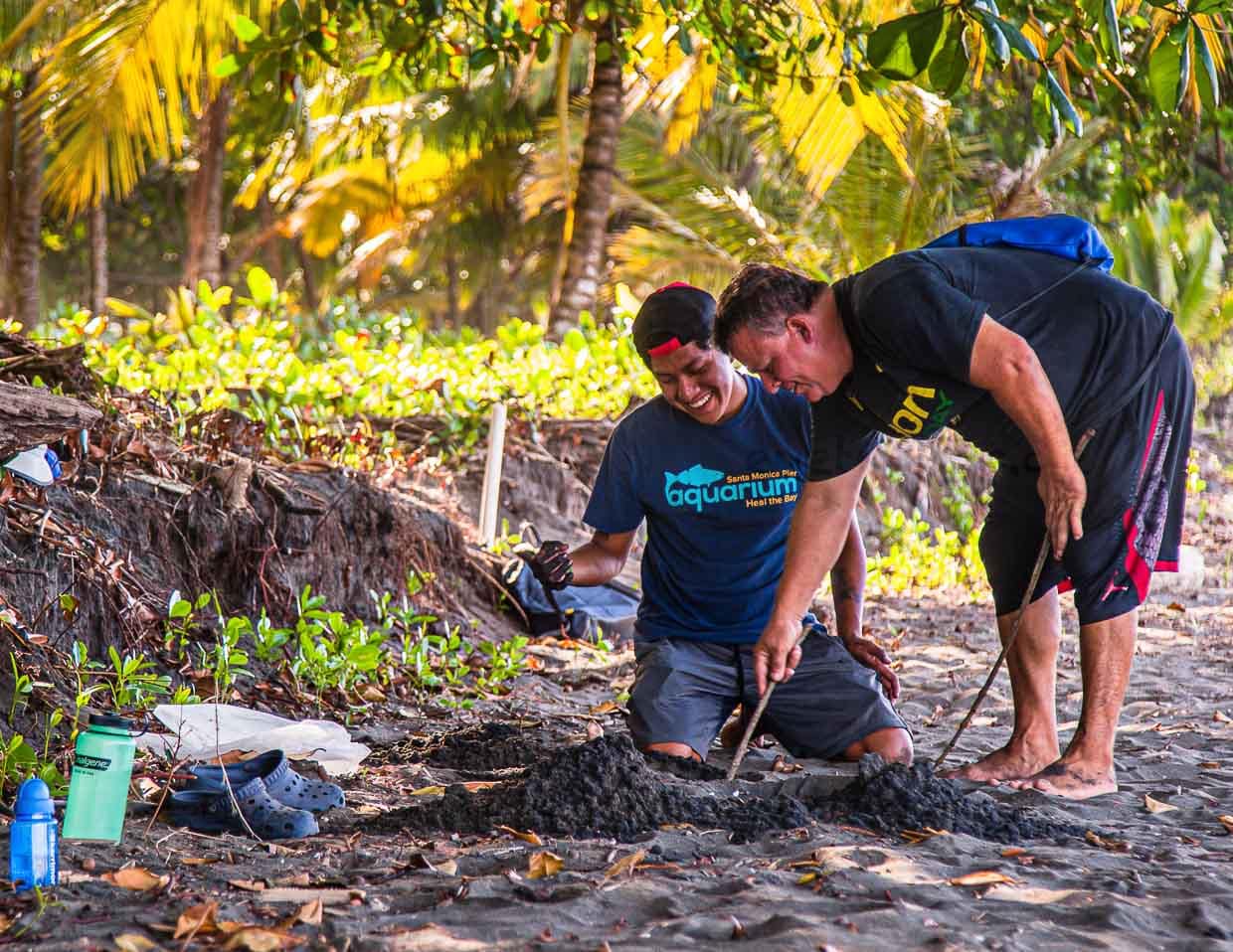 Der Forscher und der ehemalige Wilderer auf der Suche nach einem Nest, dass an seinem natürlichen Ort geblieben ist. Forscher Fabian gibt zu, dass er noch immer viel von Carlos lernen kann / © Foto: Georg Berg