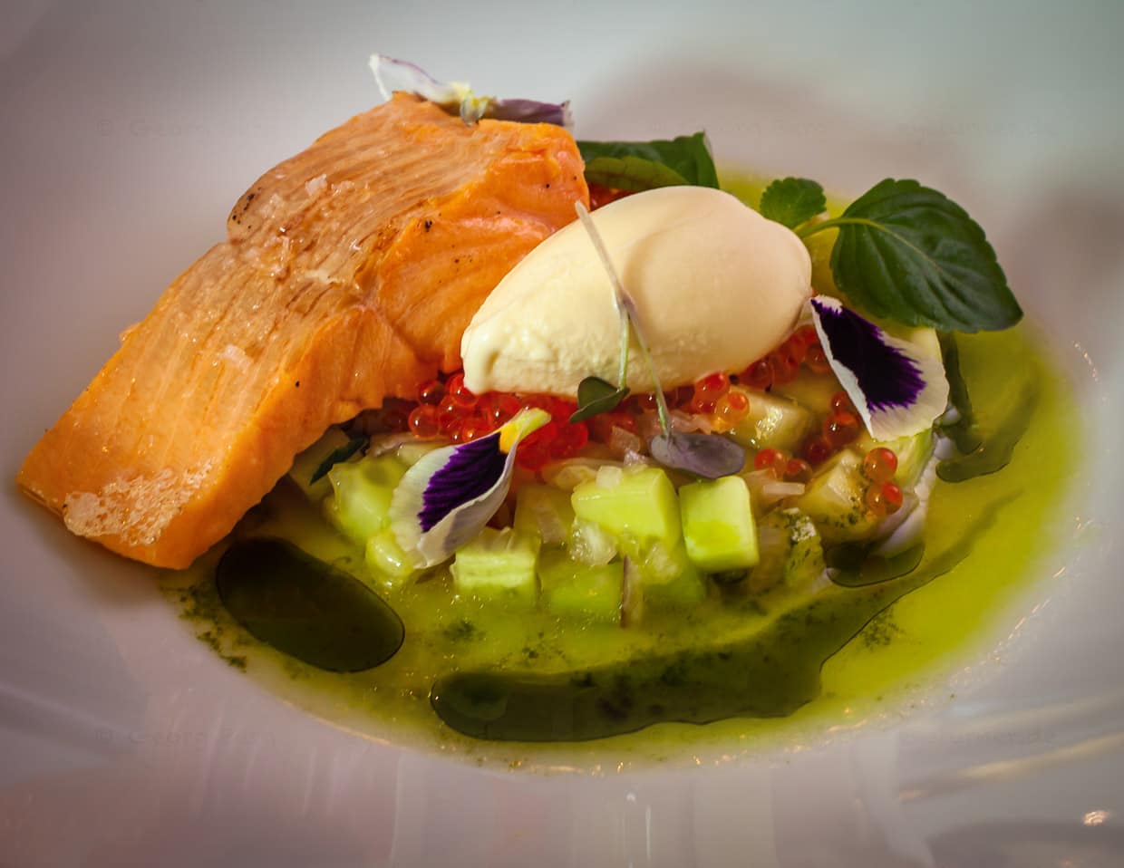 Lachsforelle aus Zweisammen mit Mascarponeeis, Meerforellenrogen, Gurkenragout, Gurkensud, Oliven-Limetten-Öl / © Foto: Georg Berg