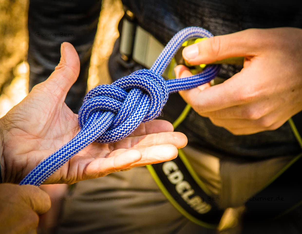 Die Sicherheit beim Klettern beginnt schon vor dem Aufstieg: mit den richtigen Knoten / © Foto: Georg Berg
