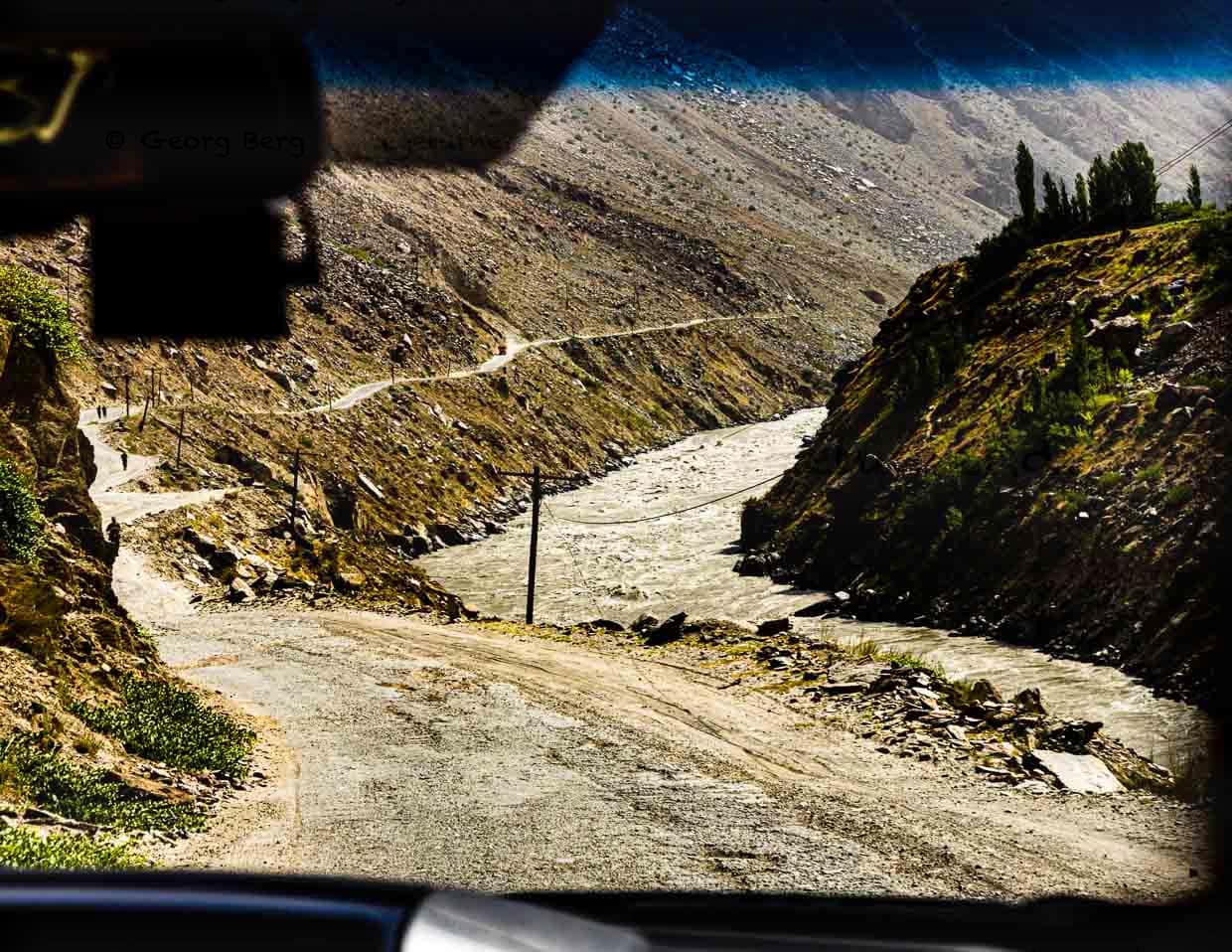 Soldaten der tadschikischen Armee patroulieren entlang der afghanischen Grenze. Militärischer Einrichtungen sollte man nicht fotografieren, wenn man seine Kamera gerne behalten möchte. Sogar Dashcams stöpselt man besser aus / © Foto: Georg Berg