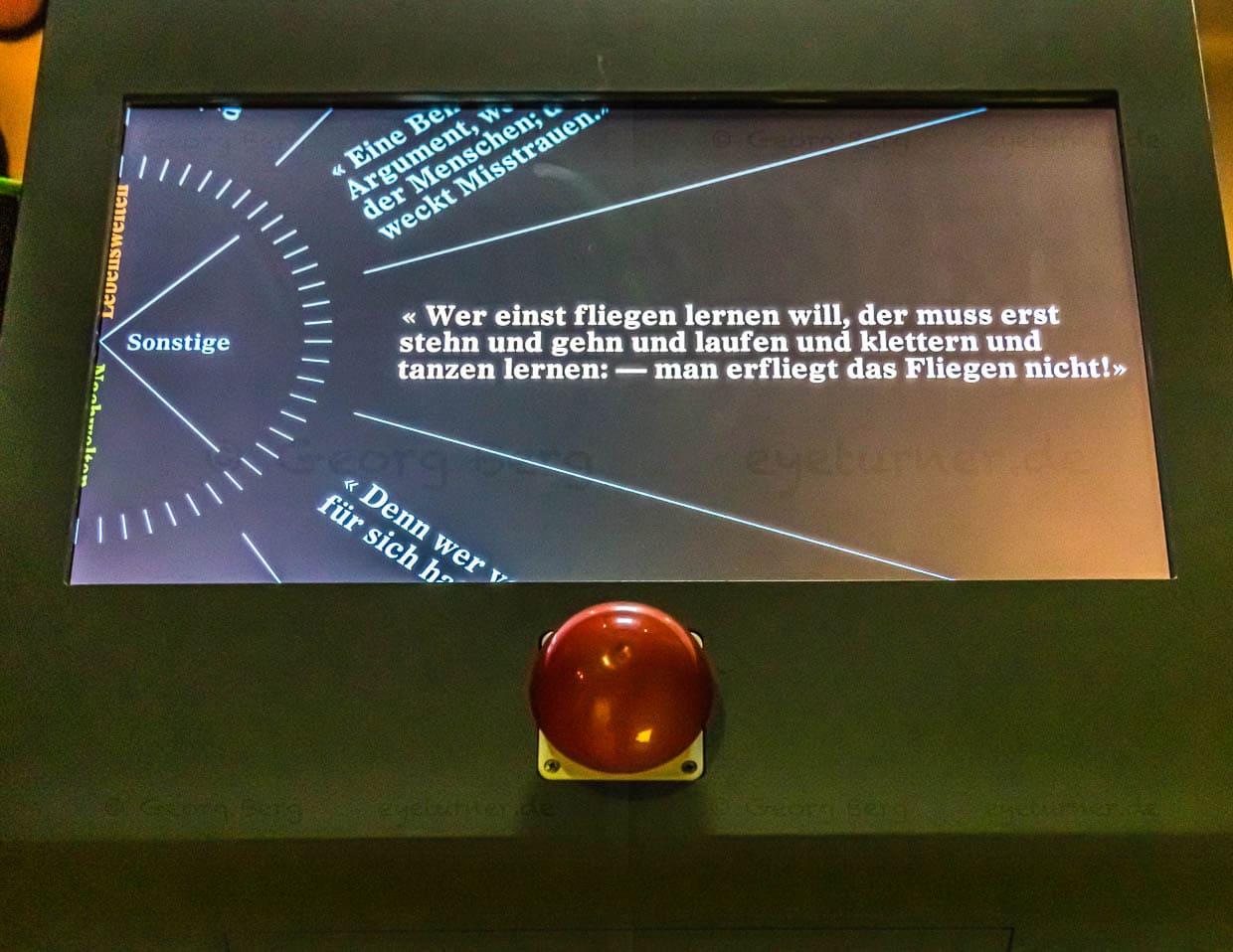Nietzsches Aphorismen passen heute noch zu vielen Situationen. In der Baseler Ausstellung gibt es einen Automaten, der auf Buzzer-Druck Nietzsche-Zitate zum mitnehmen ausgibt / © Foto: Georg Berg