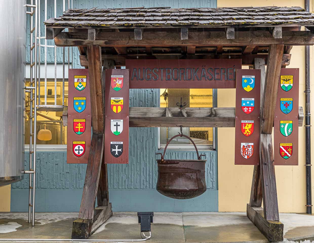 Die Augstbordkäserei in Turtmann ist auch Schaukäserei. Die Genossenschaft verbindet 16 Ortschaften; darunter Visp, Leukerbad, Albinen und Turtmann / © Foto: Georg Berg