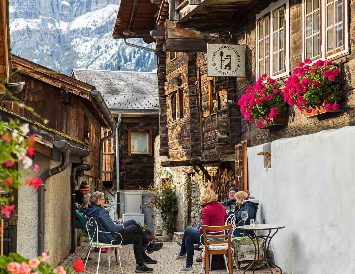 Das Godswärgistubu in Albinen ist eine sehr schöne historische Walliserstube und bietet saisonale Gerichte aus dem eigenen Garten oder dem, was in der Region auf Feld, Wald und Wiese wächst / © Foto: Georg Berg