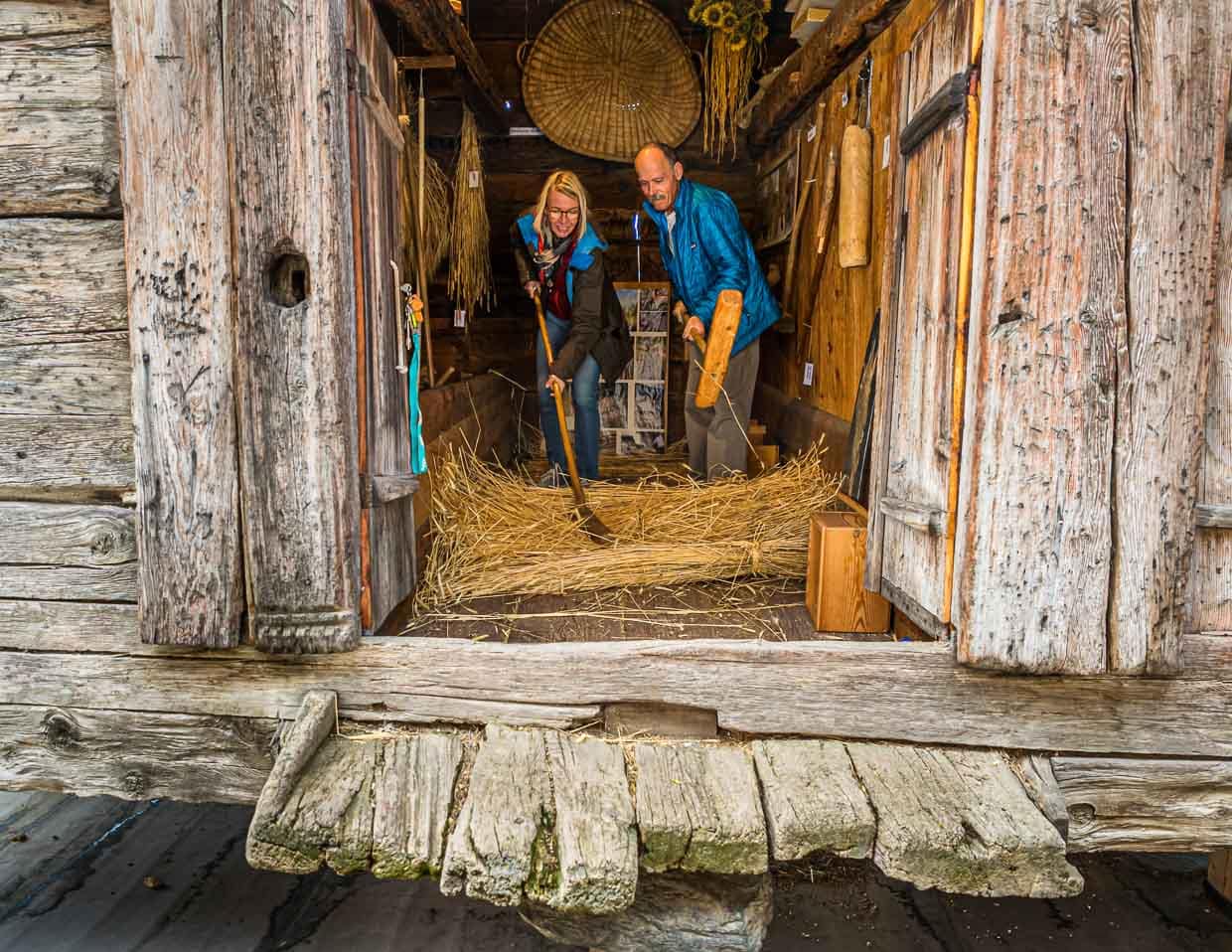 Zum Workshop gehört auch ein Rundgang durch Erschmatt. Im alten Stadel kann man noch heute Roggen dreschen / © Foto: Georg Berg