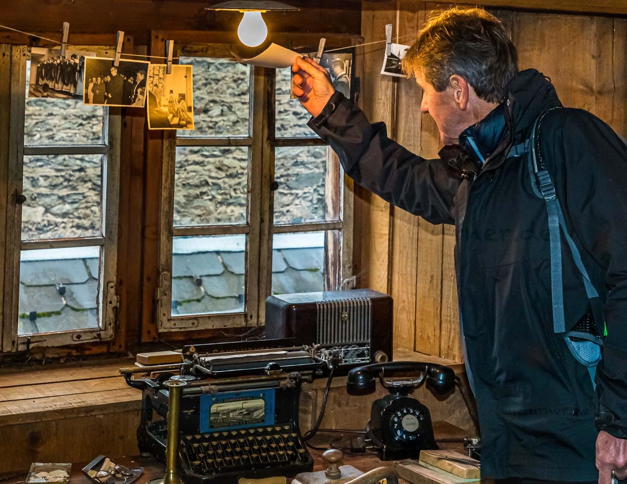 Remigius Pfaffen ist als Kind im selben Haus aufgewachsen und erinnert sich gut an die Persönlichkeit des Dorf-Fotografen Fridolin Imstepf / © Foto: Georg Berg