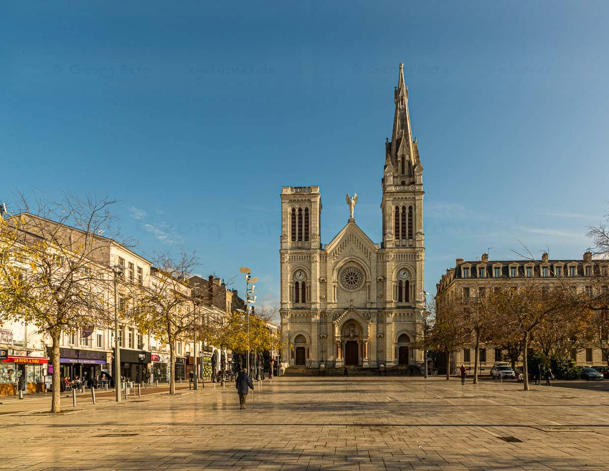 Die Eglise Notre Dame wurde 1881 am Place de la Liberté erbaut. Der größten Kirche von Saint-Chamond fehlt, seit der Dachstuhl baufällig geworden ist, eine Turmspitze. Seit 2004 ist sie für Gottesdienste geschlossen. Die Kirche im Zentrum von Saint-Chamond wird im Sommer 2022 entweiht und fortan für kulturelle Zwecke genutzt / © Foto: Georg Berg