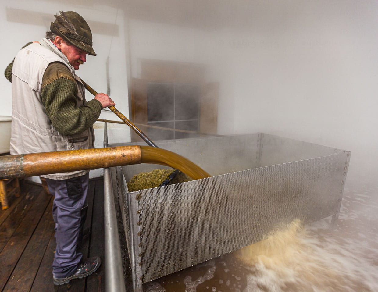 Beim Einlaufen der Stammwürze in das Kühlschiff wird der Hopfen abgetrennt