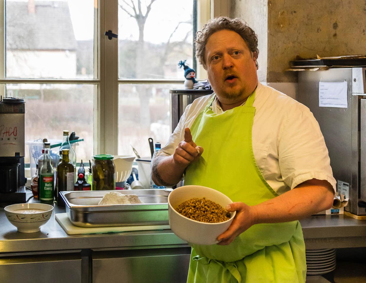 Gunnar Müller und sein Mehrkornbrot. Stets tüfftelt er an der Rezeptur. Den Gästen schmeckt es und gerne wird ein Laib Brot auch mit nach Hause genommen / © Foto: Georg Berg
