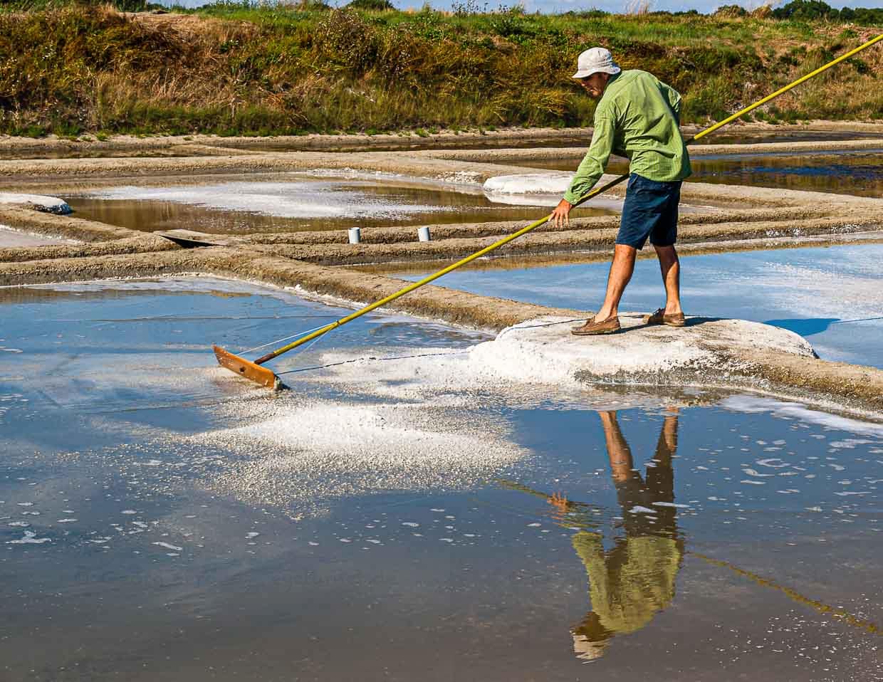 Bretagne Guerande: Salzbauer bei seiner täglichen Arbeit / © Foto: Georg Berg