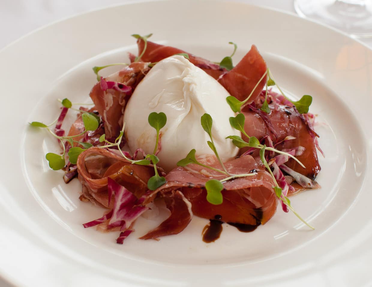 Parmaschinken mit Burratta und Radicchio / © Foto: Georg Berg