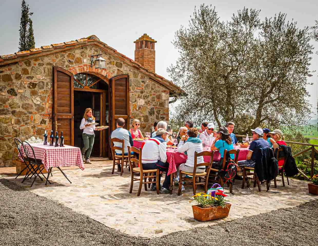 Besuch bei Tiziana Pasquini. Der Familienbetrieb produziert Olivenöl, Wein und Hartweizen für Pasta. Am Mittag gibt es einen herzhaften Imbiss und Kostproben von Wein und Olivenöl / © Foto: Georg Berg