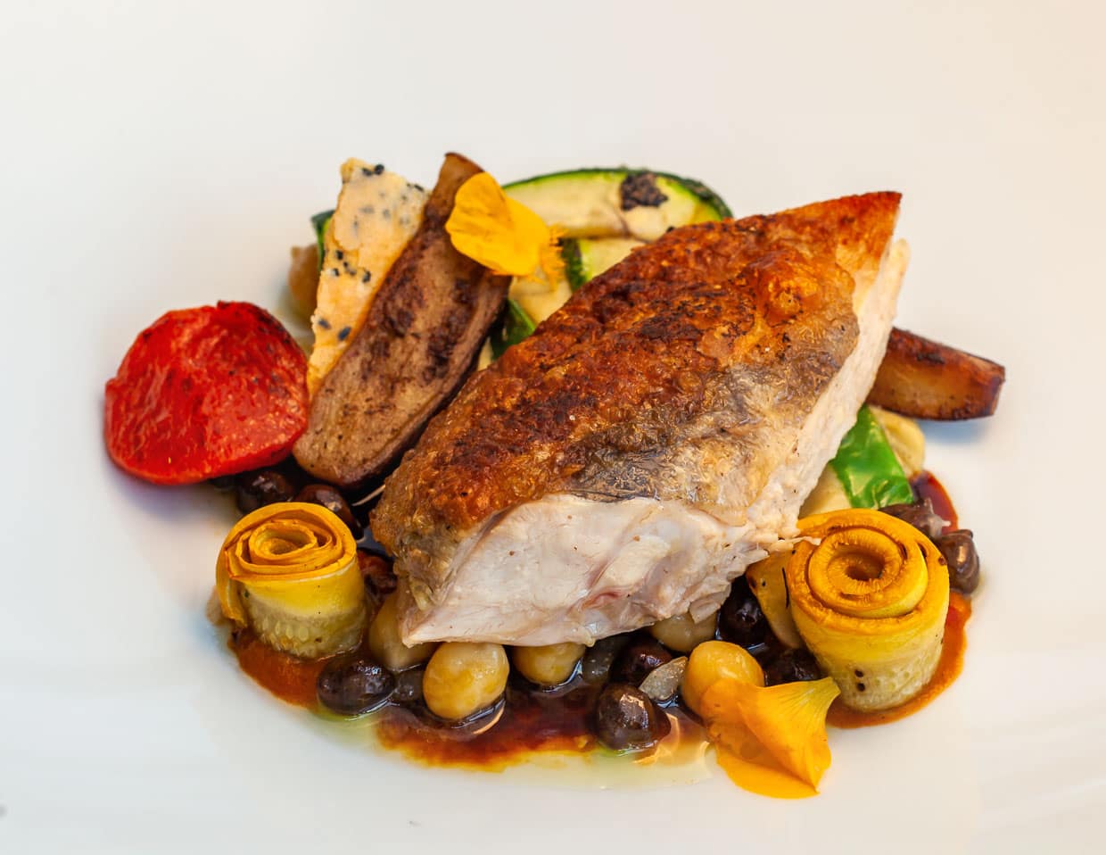 Französisches Perlhuhn, Hummus, Maulbeere / © Foto: Georg Berg