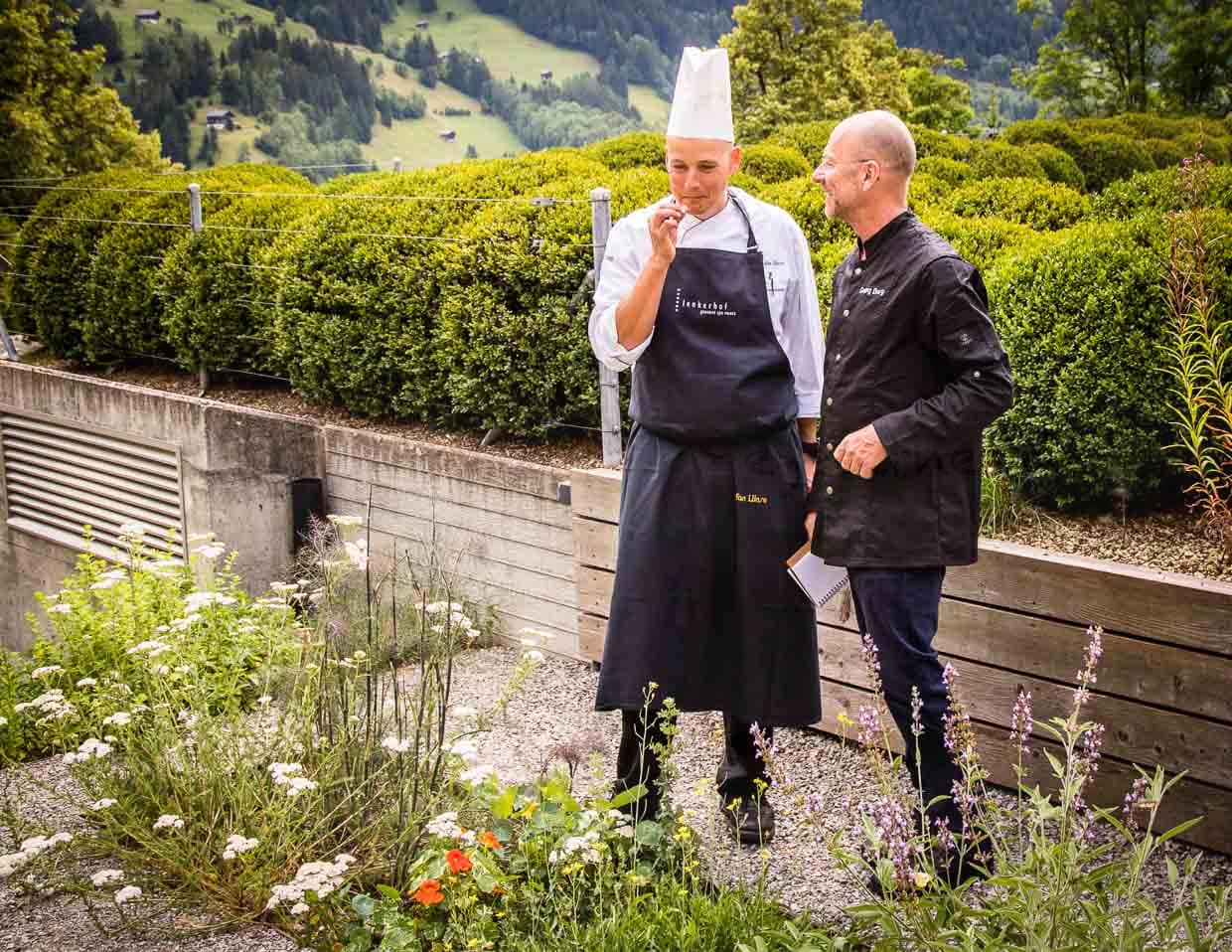 Küchenchef Stefan Lünse mit Georg Berg am hoteleigenen Kräuterbeet / © Foto: Moritz Berg