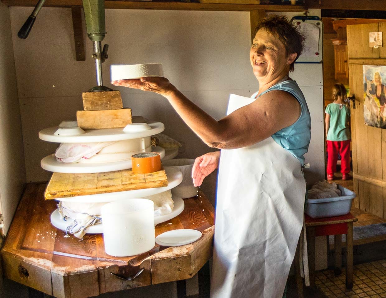 Franziska Zurbrügg bei der Käseproduktion auf der Pöris Alp / © Foto: Georg Berg