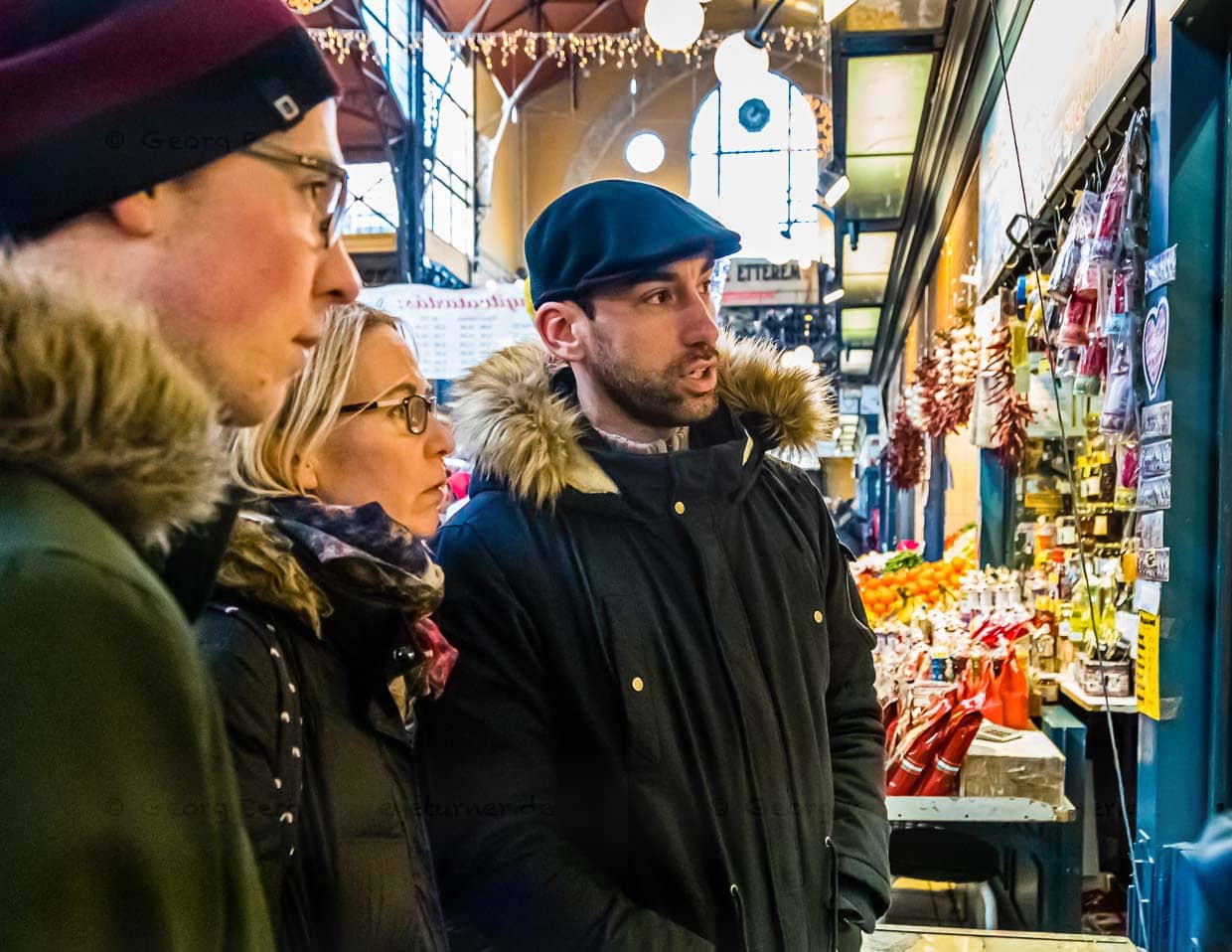 Mit László Papdi unterwegs in der großen Markthalle von Budapest. Mit einem Ungarn an der Seite lassen sich die Spezialitäten noch viel besser erkunden. Aber auch mit Englisch kommt man gut weiter und kann seine Einkäufe erfolgreich abschließen / © Foto: Georg Berg