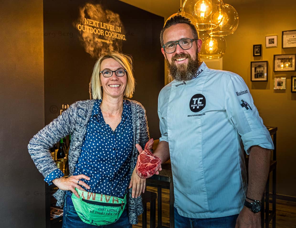 Fleisch-Sommelier Thomas Faber gibt auch Workshops, in denen die fachgerechte Zubereitung erlernt werden kann. Er selber sagt: Es muss nicht jeden Tag Fleisch sein, aber wenn dann beste Qualität / © Foto: Georg Berg
