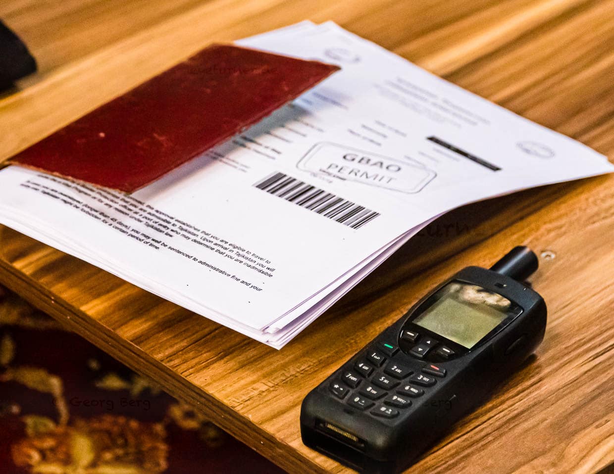 Neben dem Satellitentelefon ständig griffbereit: ein Stapel mit Kopien der Pässe und Visa / © Foto: Georg Berg