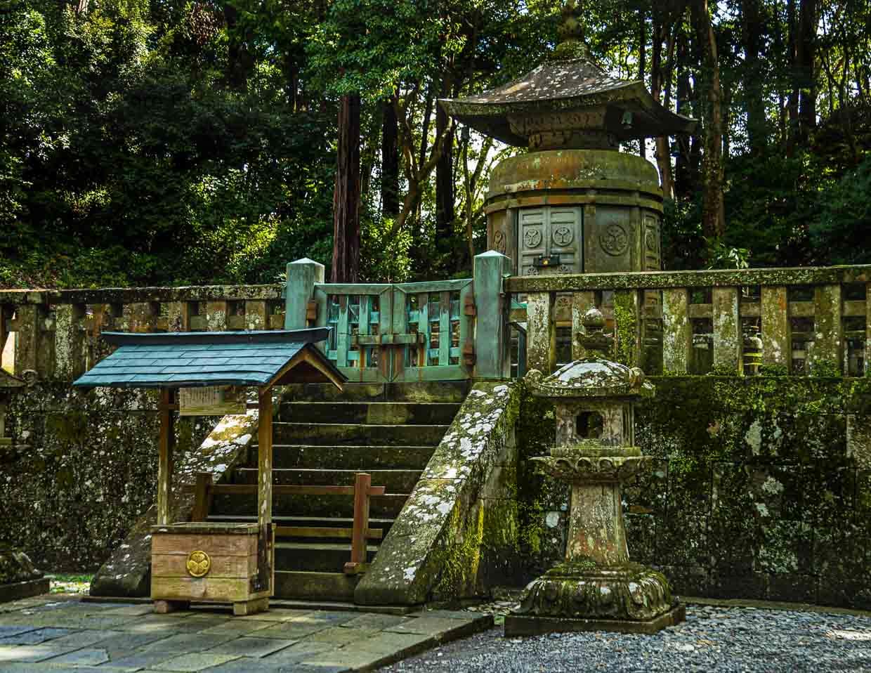 Tokugawa Ieyasu wird heute an vielen Orten in Japan wie eine Gottheit verehrt. Auf Mount Kunozan wurde auf seinen Wunsch hin sein Mausoleum gebaut. Die sterblichen Überreste sind später nach Nikko gebracht worden / © Foto: Georg Berg